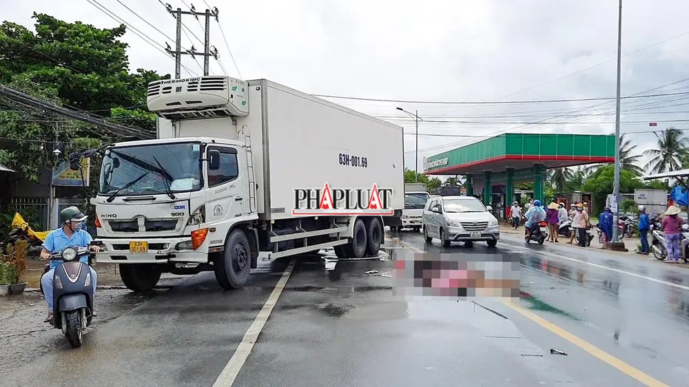 Hiện trường vụ tai nạn trên quốc lộ 50 làm người đàn ông tử vong tại chỗ. Ảnh: THẢO VY