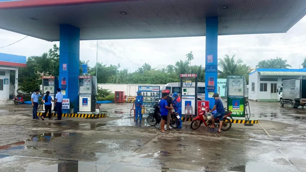 Từ đầu năm đến nay, các Đội QLTT thuộc Cục QLTT tỉnh Hậu Giang đã thực hiện hơn 13.700 lượt giám sát 229 cửa hàng, đại lý bán lẻ xăng dầu trên địa bàn tỉnh. Ảnh: DMS Từ đầu năm đến nay, các Đội QLTT thuộc Cục QLTT tỉnh Hậu Giang đã thực hiện hơn 13.700 lượt giám sát 229 cửa hàng, đại lý bán lẻ xăng dầu trên địa bàn tỉnh. Ảnh: DMS