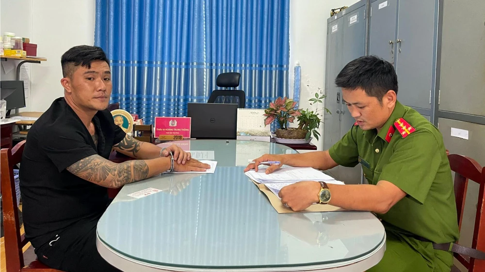 Nguyễn Minh Hoàng tại cơ quan công an. Ảnh: HOÀNG DUNG