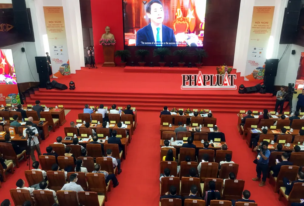 Đối với nhà đầu tư, lãnh đạo tỉnh Hậu Giang cam kết luôn luôn đồng hành cùng doanh nghiệp với khẩu hiệu “Doanh nghiệp đến, Hậu Giang vui”, khẩu hiệu hành động của tỉnh là “hai nhanh” và “ba tốt” (nhanh giải phóng mặt bằng và thủ tục đầu tư và cơ hội tốt, chính sách tốt, hạ tầng tốt.