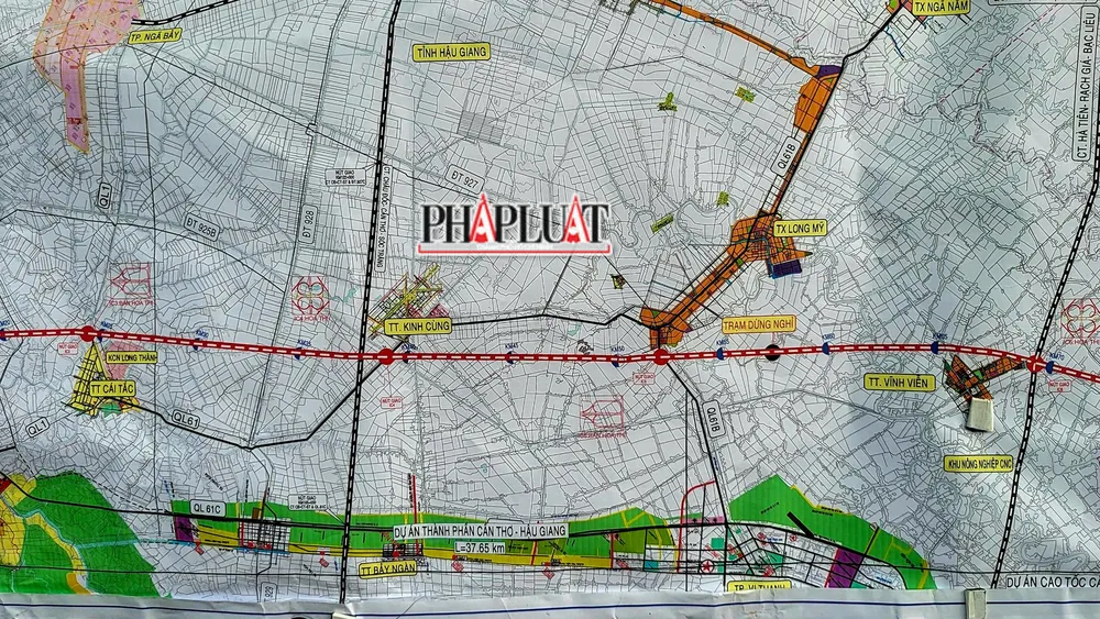 Cao tốc Cần Thơ - Cà Mau đi qua địa bàn tỉnh Hậu Giang hơn 63km, chiếm gần 60% toàn tuyến với bốn nút giao. Ảnh: CHÂU ANH