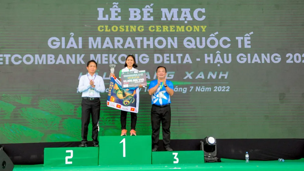 Runner Hoàng Thị Ngọc Hoa đã phá kỷ lục ở nội dung 42km nữ với thành tích 3 giờ 11 phút 19 giây. Ảnh: CK