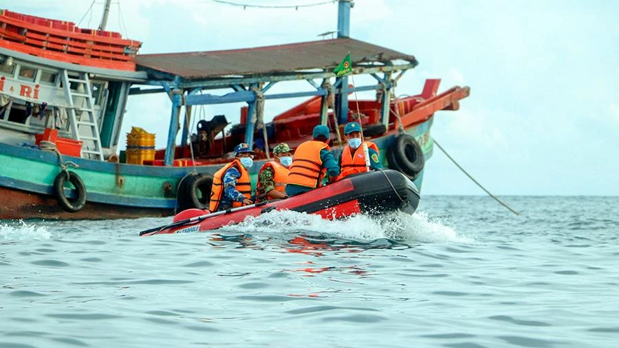 Người đứng đầu UBND tỉnh Kiên Giang yêu cầu Bộ đội Biên phòng tỉnh tăng cường kiểm soát chặt chẽ tàu cá xuất, nhập Trạm kiểm soát Biên phòng. Ảnh: CHÂU ANH