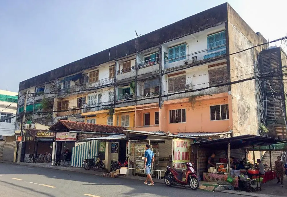 Khu chung cư Ngô Hữu Hạnh và dãy 18 căn phố lầu có tổng diện tích khoảng 1.820 m2. Ảnh: NHẪN NAM Khu chung cư Ngô Hữu Hạnh và dãy 18 căn phố lầu có tổng diện tích khoảng 1.820 m2. Ảnh: NHẪN NAM