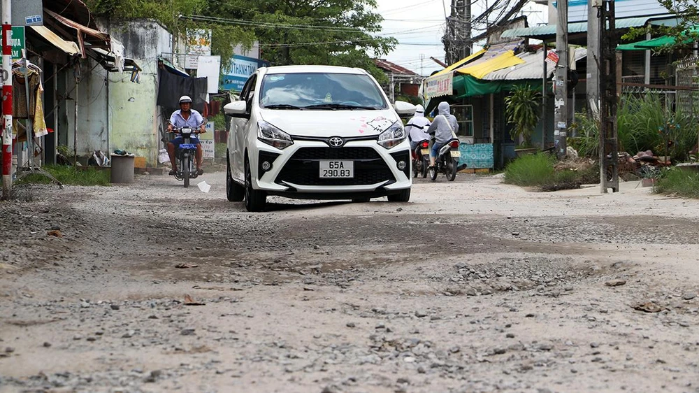 Ghi nhận của PLO trong ngày 24-7, sau hơn hai năm thi công, đến nay, con đường vẫn giữ nguyên tên “con đường đau khổ”. Mặt đường tại nhiều đoạn trên tuyến vẫn nham nhở, nhiều ổ voi ổ gà gây khó khăn cho lưu thông.