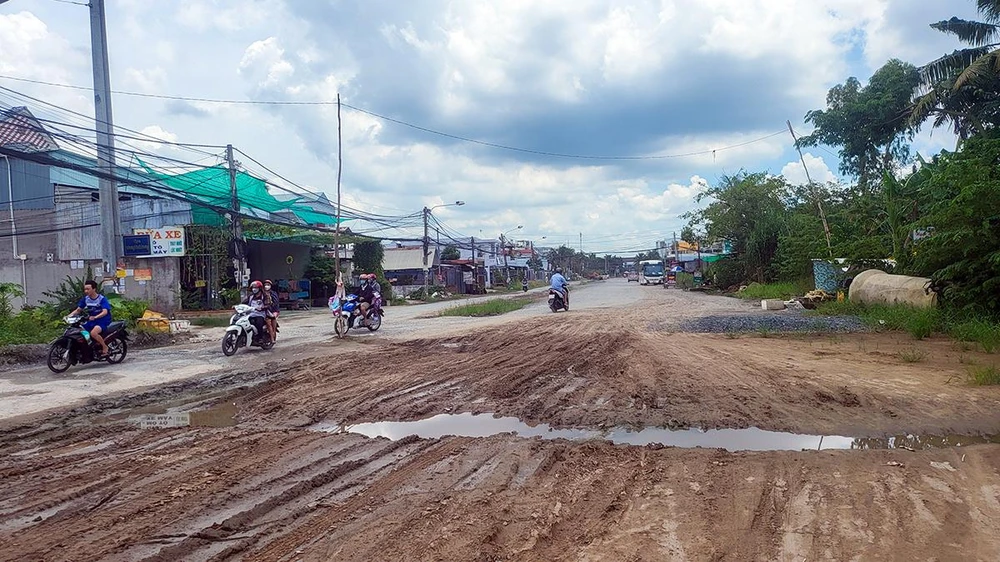 Một vài đoạn, đơn vị thi công đã hoàn thành thảm nhựa, nhưng chỉ hoàn thành một bên đường, có đoạn dù chỉ mới đổ cát, tạo nên bãi lầy tiềm ẩn nguy cơ tai nạn và gây khó khăn trong việc đi lại của người dân.