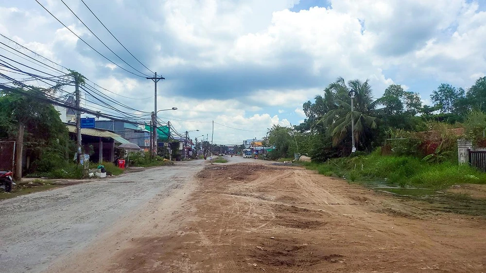 Nói về tiến độ của công trình, ông Tâm cho hay gói thầu nâng cấp đoạn từ đường tỉnh 923 đến đường số 7 khu dân cư Hồng Phát (đường Nguyễn Văn Cừ) vẫn đang còn vướng mặt bằng.