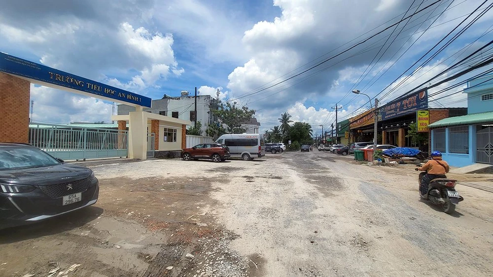 Theo ông Tâm, toàn tuyến có khoảng 163 hộ bị ảnh hưởng bởi dự án, hiện vẫn còn 66 hộ chưa đồng ý giao mặt bằng, trong đó đoạn từ trường Tiểu học An Bình 1 đến đường tỉnh 923 chỉ khoảng 400m, nhưng có đến 55 hộ chưa bàn giao mặt bằng.