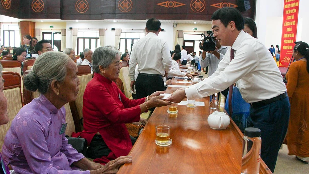 Ông Nghiêm Xuân Thành, Bí thư Tỉnh ủy Hậu Giang tặng quà tri ân các Mẹ Việt nam anh hùng, các gia đình có công với cách mạng. Ảnh: HỒNG THÁI Ông Nghiêm Xuân Thành, Bí thư Tỉnh ủy Hậu Giang tặng quà tri ân các Mẹ Việt nam anh hùng, các gia đình có công với cách mạng. Ảnh: HỒNG THÁI