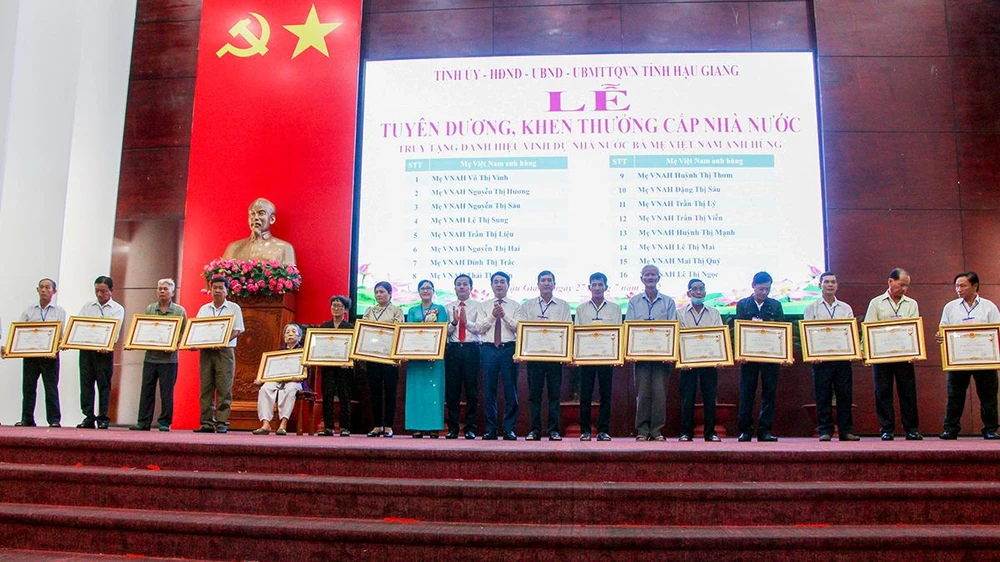 Thừa ủy quyền của Chủ tịch nước, lãnh đạo tỉnh Hậu Giang đã trao bằng truy tặng danh hiệu vinh dự Nhà nước “Bà mẹ Việt Nam anh hùng” cho 16 Mẹ. Ảnh: HỒNG THÁI Thừa ủy quyền của Chủ tịch nước, lãnh đạo tỉnh Hậu Giang đã trao bằng truy tặng danh hiệu vinh dự Nhà nước “Bà mẹ Việt Nam anh hùng” cho 16 Mẹ. Ảnh: HỒNG THÁI