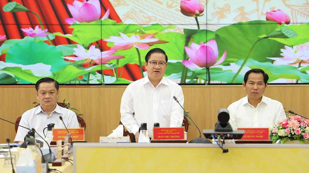 Ông Trần Việt Trường, Chủ tịch UBND TP Cần Thơ cho rằng còn một số cán bộ “vô cảm” với trách nhiệm. Ảnh: CHÂU ANH