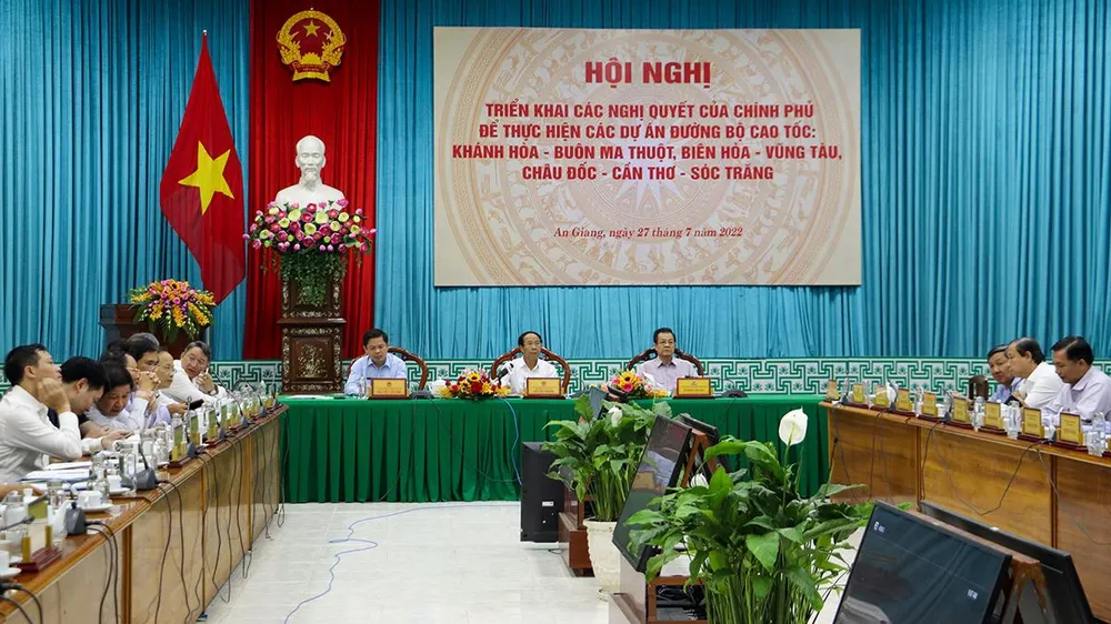 Hội nghị triển khai các Nghị quyết của Chính phủ để thực hiện các dự án đường bộ cao tốc phía Nam. Ảnh: BT