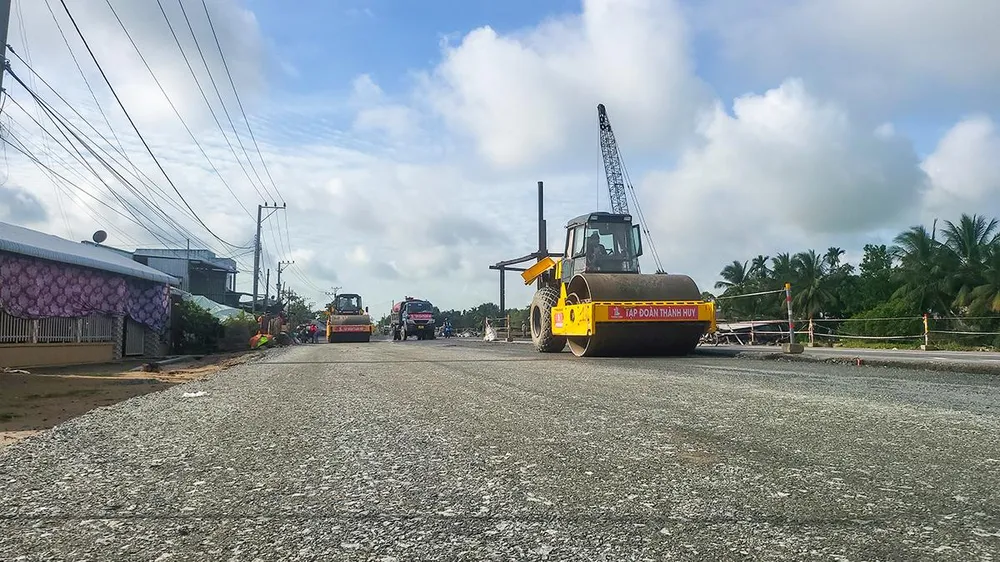 Ông Thắng cho biết sau bảy tháng khởi công, dự án đã thi công được khoảng 35% khối lượng công trình, trong đó, đoạn qua địa bàn tỉnh Sóc Trăng hiện đã thảm nhựa hơn 1,5 km.