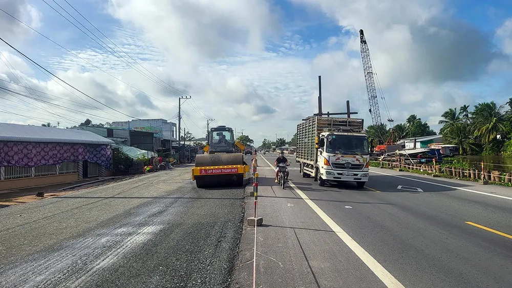 Trong đó, đoạn qua tỉnh Hậu Giang có chiều dài gần 9 km, qua địa bàn tỉnh Sóc Trăng gần 11 km. Dự án khởi công vào cuối tháng 12-2021, dự kiến thi công hoàn thành trong 12 tháng.