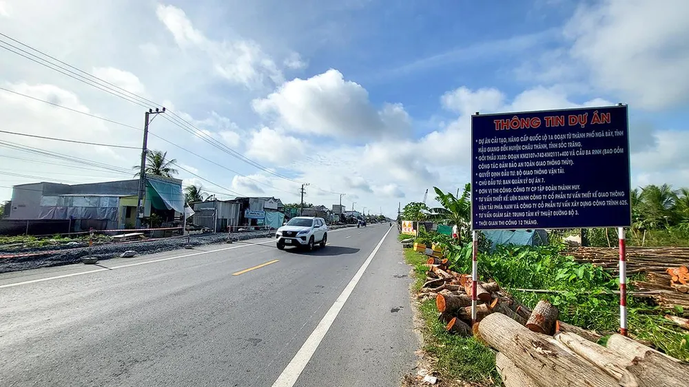 Dự án nâng cấp, cải tạo Quốc lộ 1A đoạn qua tỉnh Hậu Giang, Sóc Trăng có chiều dài khoảng 20km, tổng mức đầu tư hơn 1.680 tỉ đồng, do Ban Quản lý dự án 7 (Bộ GTVT) làm chủ đầu tư.