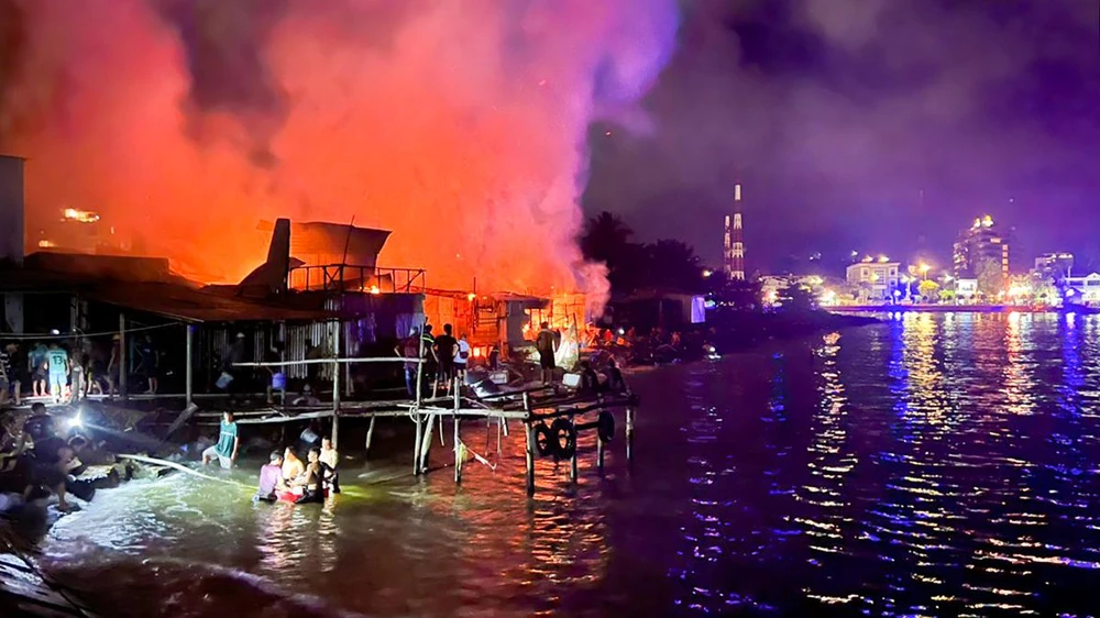 Hiện trường vụ cháy xảy ra lúc rạng sáng ở Phú Quốc làm 11 căn nhà tạm bị cháy rụi. Ảnh: HOÀNG DUNG Hiện trường vụ cháy xảy ra lúc rạng sáng ở Phú Quốc làm 11 căn nhà tạm bị cháy rụi. Ảnh: HOÀNG DUNG