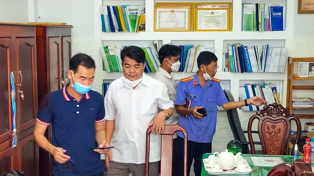 Liên quan đến các gói thầu mua sắm với Công ty Việt Á, ông Nguyễn Văn Lành (áo trắng), Giám đốc CDC tỉnh Hậu Giang và hai thuộc cấp bị khởi tố bắt tạm giam ngày 11-5. Ảnh: CHÂU ANH