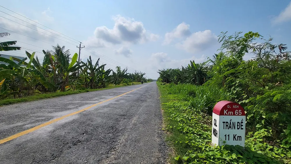 Quốc lộ Nam Sông Hậu (nay là Quốc lộ 91B) đoạn từ ngã 5 cầu Cần Thơ (thuộc TP Cần Thơ) đến nút giao với tỉnh lộ Bạc Liêu - Vĩnh Châu (tỉnh Bạc Liêu) sẽ được nâng cấp, cải tạo đạt quy mô cấp III đồng bằng. Ảnh: CHÂU ANH