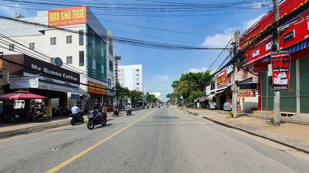 Quốc lộ 91 đoạn Km0-Km7, Bộ GTVT đã bàn giao cho UBND TP Cần Thơ quản lý kể từ năm 2008 và được đặt tên là đường Cách Mạng Tháng Tám và Lê Hồng Phong. Ảnh: CHÂU ANH