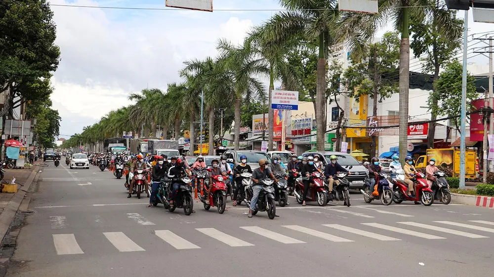 Theo quan sát, trong khi nhiều phương tiện dừng xe đúng quy định, thì có rất nhiều phương tiện vô tình hoặc cố ý “chen” vào và đỗ lại ở làn rẽ phải. Một người dân sinh sống gần giao lộ đường Nguyễn Văn Linh và đường 3-2, cho biết, việc các phương tiện đậu, đỗ sai làn đường quy định xảy ra hàng ngày mặc dù thời gian qua, lực lượng chức năng nhiều lần tổ chức tuyên truyền, kiểm tra, xử phạt.