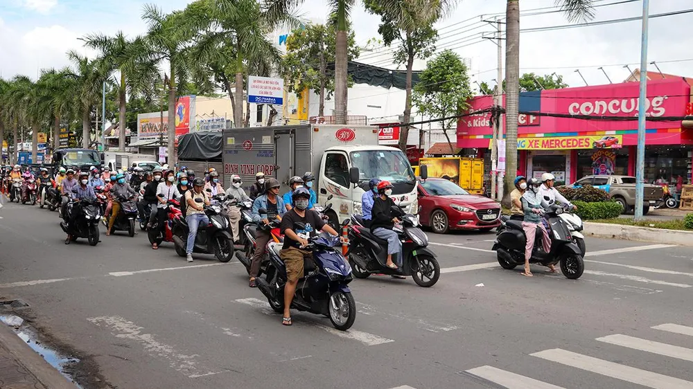 Tuy nhiên, qua nhiều năm triển khai, thực tế một số người tham gia giao thông, chủ yếu là xe máy phớt lờ biển cấm. Thậm chí, dù ngành chức năng đã lắp đặt dãy phân cách mềm, nhưng nhiều người vẫn thản nhiên dừng xe, chờ đèn đỏ trên làn đường rẽ phải như kiểu “xe ưu tiên”. Hành động này gây không ít cản trở cho các phương tiện có ý định rẽ phải, đặc biệt là xe ô tô, xe tải, tiềm ẩn nguy cơ mất an toàn giao thông.