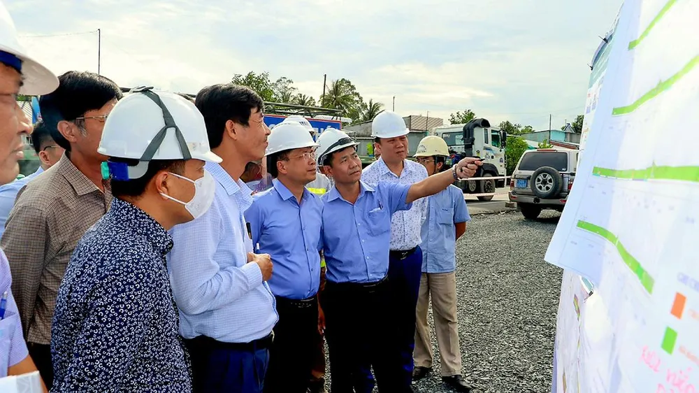 Thứ trưởng Bộ GTVT Nguyễn Duy Lâm (hàng trên, thứ hai từ phải sang) cùng đoàn công tác của Bộ kiểm tra tiến độ dự án nâng cấp Quốc lộ 1A. Ảnh: CHÂU ANH