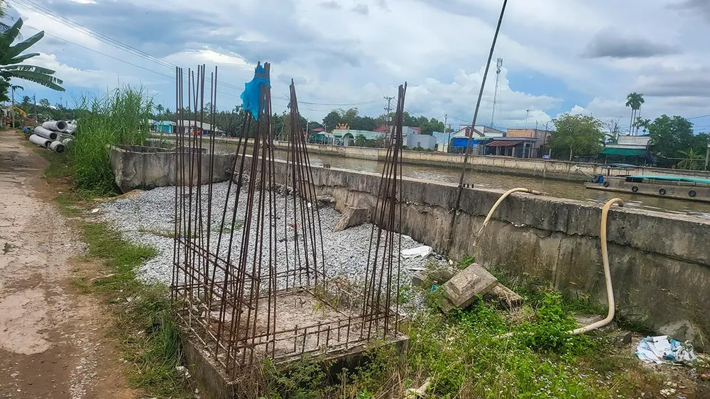 Lý giải về nguyên nhân chậm, chủ đầu tư dự án cho biết do công trình trải dài theo tuyến nên khối lượng thực hiện công tác bồi thường, hỗ trợ và tái định cư của dự án khá lớn, mất rất nhiều thời gian. Cạnh đó, công tác đo đạc, kiểm kê gặp nhiều khó khăn do đất trống, nhà vắng chủ không liên hệ được. Ngoài ra, còn một số nguyên nhân khác như: chi phí bồi thường, hỗ trợ tái định cư tăng so với dự án được duyệt; dịch bệnh COVID-19... Lý giải về nguyên nhân chậm, chủ đầu tư dự án cho biết do công trình trải dài theo tuyến nên khối lượng thực hiện công tác bồi thường, hỗ trợ và tái định cư của dự án khá lớn, mất rất nhiều thời gian. Cạnh đó, công tác đo đạc, kiểm kê gặp nhiều khó khăn do đất trống, nhà vắng chủ không liên hệ được. Ngoài ra, còn một số nguyên nhân khác như: chi phí bồi thường, hỗ trợ tái định cư tăng so với dự án được duyệt; dịch bệnh COVID-19...