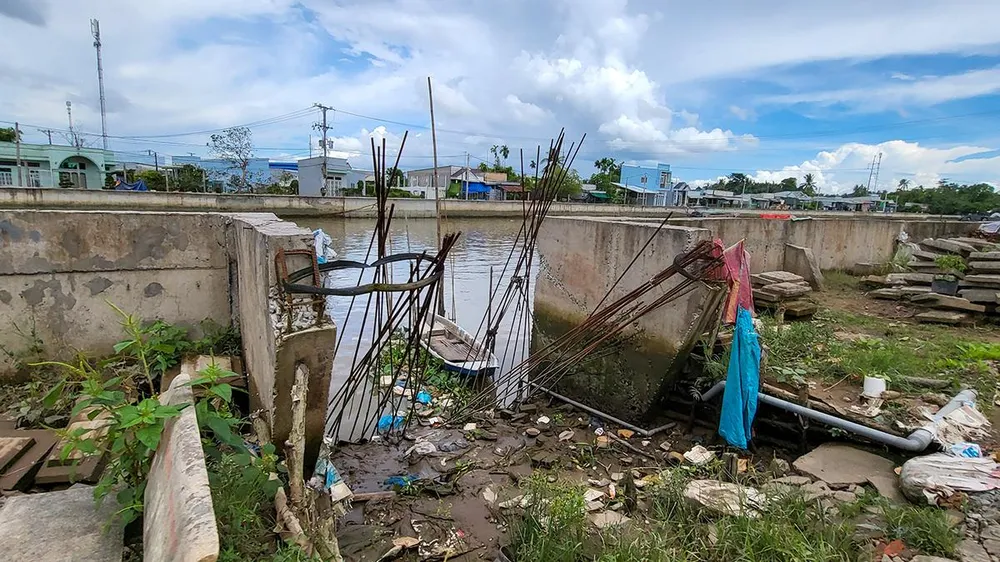 “Gần ba năm trước, khi dự án triển khai thi công bà con rất mừng, tuy nhiên, không biết vì lý do gì đến nay vẫn chưa hoàn thành. Người dân ở đây rất mong mỏi công trình này sớm hoàn thành để thuận tiện hơn cho việc đi lại của bà con” - Bà LCD, một người dân sinh sống trên đoạn đang thi công kè rạch Cái Sơn bày tỏ. “Gần ba năm trước, khi dự án triển khai thi công bà con rất mừng, tuy nhiên, không biết vì lý do gì đến nay vẫn chưa hoàn thành. Người dân ở đây rất mong mỏi công trình này sớm hoàn thành để thuận tiện hơn cho việc đi lại của bà con” - Bà LCD, một người dân sinh sống trên đoạn đang thi công kè rạch Cái Sơn bày tỏ.