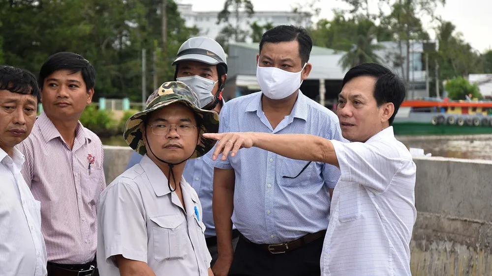 Kiểm tra thực tế chiều 17-8, ông Nguyễn Ngọc Hè, Phó Chủ tịch UBND TP Cần Thơ đề nghị các đơn vị liên quan đẩy nhanh tiến độ giải phóng mặt bằng. Cạnh đó, chủ đầu tư tăng cường kiểm tra, yêu cầu đơn vị thi công huy động tối đa các phương tiện, nhân lực, tranh thủ tối đa điều kiện thời tiết thuận lợi để thi công. Kiểm tra thực tế chiều 17-8, ông Nguyễn Ngọc Hè, Phó Chủ tịch UBND TP Cần Thơ đề nghị các đơn vị liên quan đẩy nhanh tiến độ giải phóng mặt bằng. Cạnh đó, chủ đầu tư tăng cường kiểm tra, yêu cầu đơn vị thi công huy động tối đa các phương tiện, nhân lực, tranh thủ tối đa điều kiện thời tiết thuận lợi để thi công.