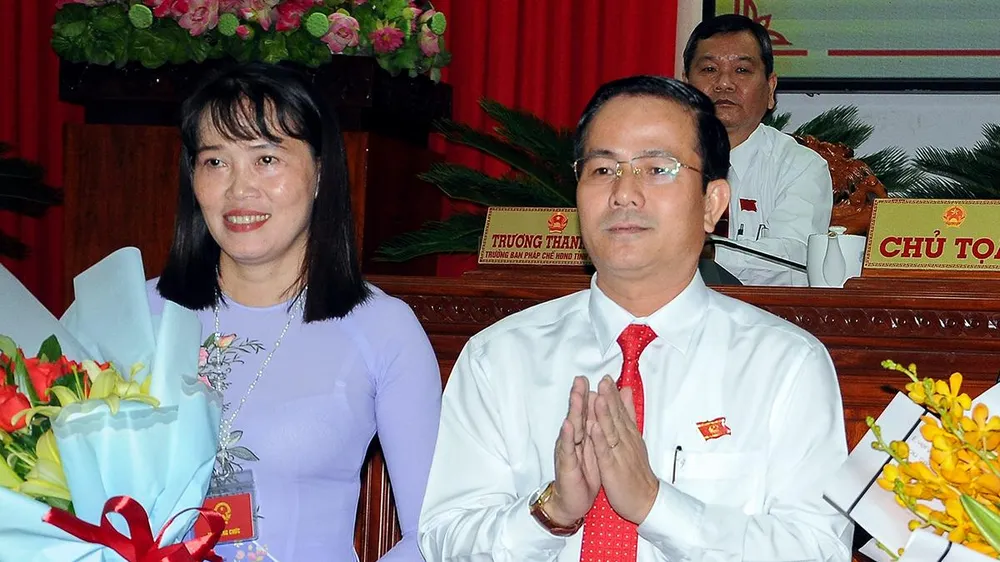 Bà Hồ Thu Ánh (bìa trái), Phó Chủ tịch UBND tỉnh Hậu Giang được phân công kiêm giữ chức Giám đốc Sở TT&TT tỉnh này. Ảnh: BT Bà Hồ Thu Ánh (bìa trái), Phó Chủ tịch UBND tỉnh Hậu Giang được phân công kiêm giữ chức Giám đốc Sở TT&TT tỉnh này. Ảnh: BT