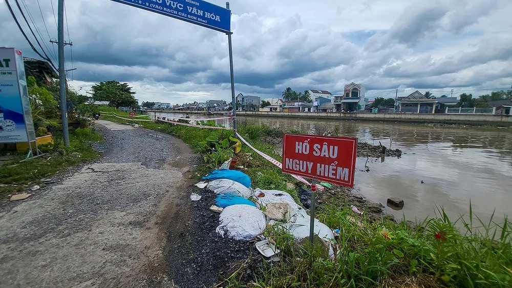 Dự án kè rạch Cái Sơn có chiều dài hơn 2,8km, tổng mức đầu tư gần 315 tỉ đồng do Chi cục Thủy lợi (Sở NN&PTNT TP) làm chủ đầu tư. Dự án kè rạch Cái Sơn có chiều dài hơn 2,8km, tổng mức đầu tư gần 315 tỉ đồng do Chi cục Thủy lợi (Sở NN&PTNT TP) làm chủ đầu tư.