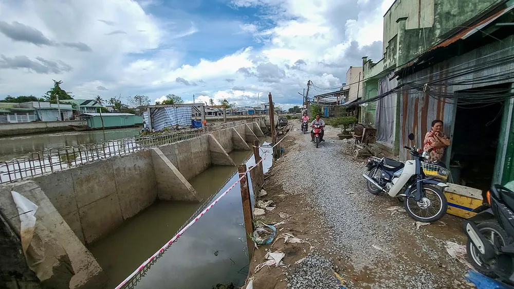 Ngày 17-8, ghi nhận thực tế tại dự án cho thấy hiện, một số vị trí thuộc dự án đang được thi công, nhưng đa số là nơi chỗ để tập kết vật tư rất “bầy hầy”, cát đá xây dựng chiếm gần hết phần đường người dân đi lại. Một số đoạn do thi công không đồng bộ nên xảy ra tình trạng lầy lội, thậm chí tại các vị trí đang thi công, đơn vị thực hiện thiếu biển cảnh báo, tiềm ẩn nguy cơ tai nạn rất cao. Ngày 17-8, ghi nhận thực tế tại dự án cho thấy hiện, một số vị trí thuộc dự án đang được thi công, nhưng đa số là nơi chỗ để tập kết vật tư rất “bầy hầy”, cát đá xây dựng chiếm gần hết phần đường người dân đi lại. Một số đoạn do thi công không đồng bộ nên xảy ra tình trạng lầy lội, thậm chí tại các vị trí đang thi công, đơn vị thực hiện thiếu biển cảnh báo, tiềm ẩn nguy cơ tai nạn rất cao.