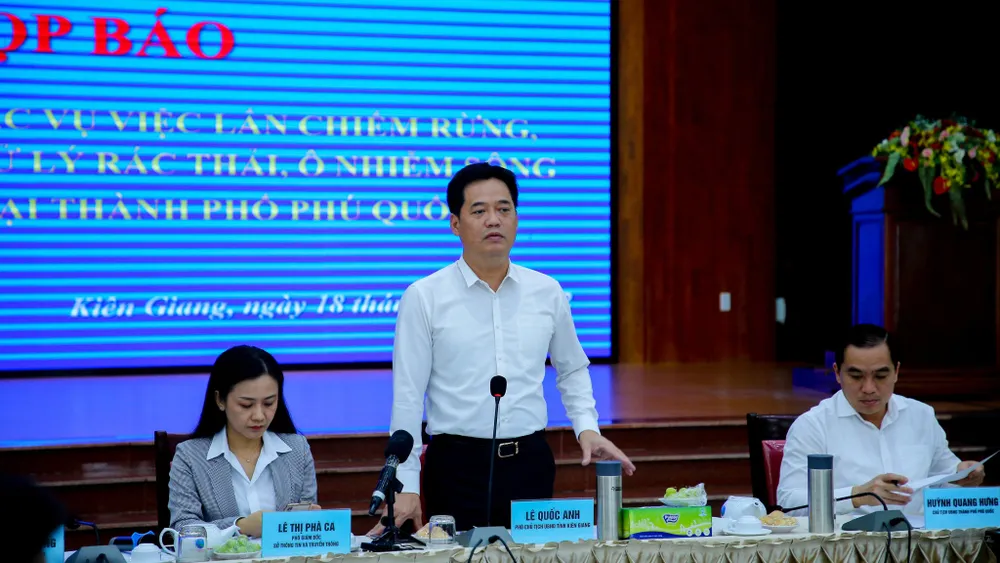 Ông Lê Quốc Anh, Phó Chủ tịch UBND tỉnh Kiên Giang, Tổ trưởng tổ công tác đặc biệt xử lý các vấn đề đất đai ở TP Phú Quốc thông tin tại buổi họp báo. Ảnh: HM