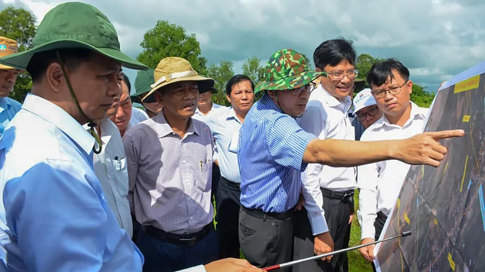 Lãnh đạo tỉnh Sóc Trăng khảo sát điều chỉnh hướng tuyến và các nút giao thuộc dự án cao tốc Châu Đốc - Cần Thơ - Sóc Trăng. Ảnh: soctrang.gov.vn