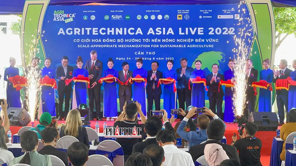 Các đại biểu thực hiện nghi thức khai mạc sự kiện cơ giới hóa nông nghiệp Châu Á 2022. Ảnh: CHÂU ANH Các đại biểu thực hiện nghi thức khai mạc sự kiện cơ giới hóa nông nghiệp Châu Á 2022. Ảnh: CHÂU ANH