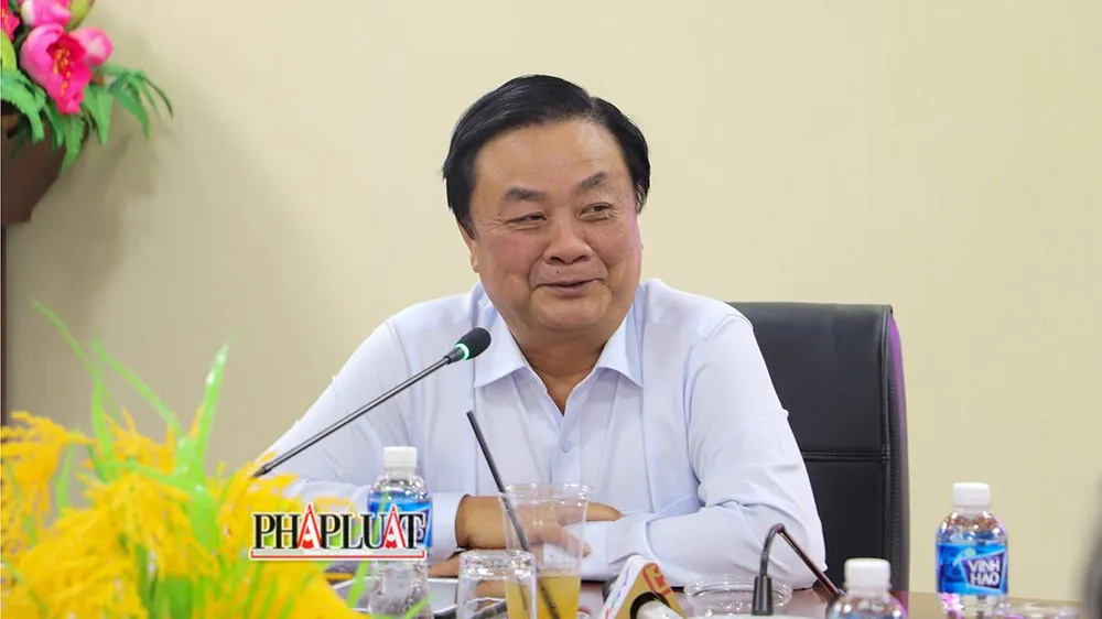 Bộ trưởng Lê Minh Hoan cho rằng quy mô lớn hơn không có nghĩa là chỉ tích tụ đất đai lớn hơn mà phải có sự liên kết, hợp tác giữa những người nông dân trong vùng nguyên liệu đó. Ảnh: CHÂU ANH