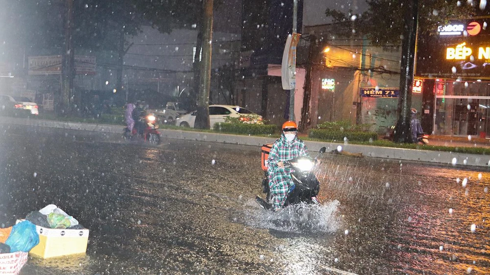 Một đoạn trên đường 3-2, thuộc địa bàn phường Hưng Lợi, quận Ninh Kiều bị ngập.