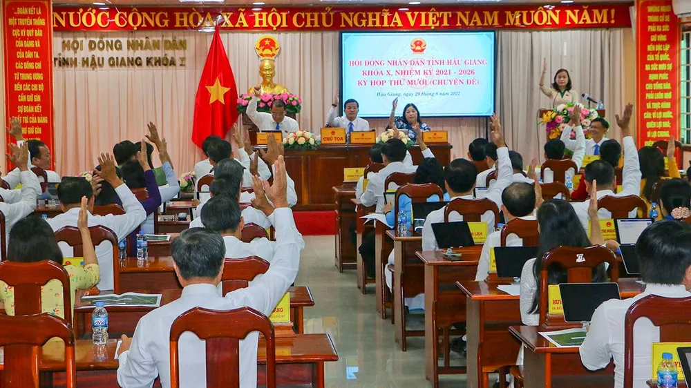 Các đại biểu HĐND tỉnh Hậu Giang khóa X, nhiệm kỳ 2021-2026 biểu quyết thông qua ba Tờ trình tại kỳ họp thứ 10 (kỳ họp chuyên đề). Ảnh: KHƯƠNG DUY