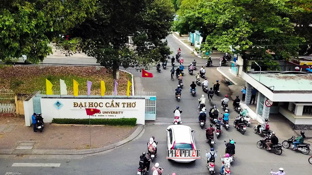 TP Cần Thơ sẽ lắp mới đèn tín hiệu tại nút giao cổng trường Đại học Cần Thơ để đảm bảo ATGT. Ảnh: LÂM DUY