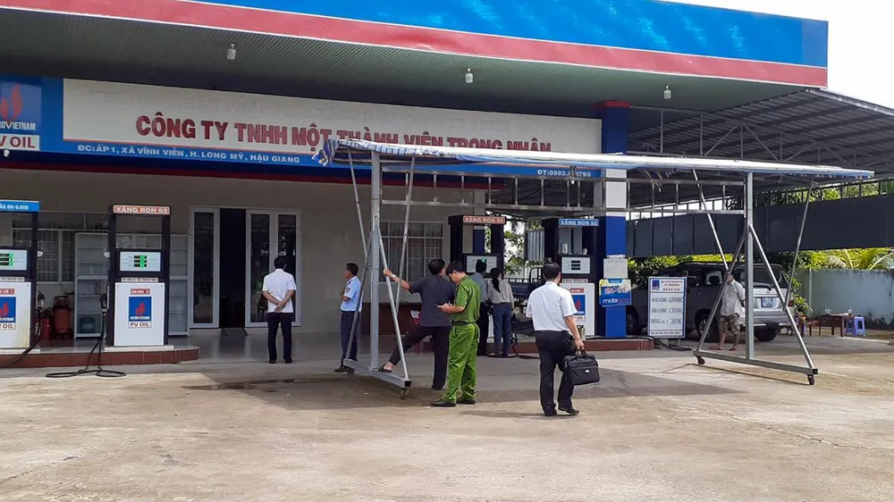 Sở Công thương tỉnh Hậu Giang thành lập đoàn kiểm tra việc chấp hành pháp luật trong kinh doanh tại các cửa hàng xăng dầu trên địa bàn tỉnh. Ảnh: HP