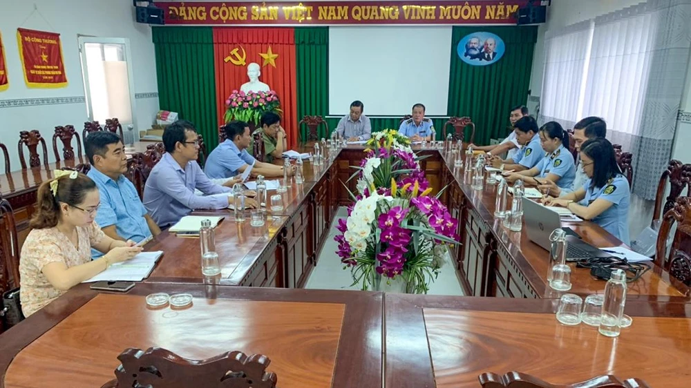 Cục Quản lý thị trường và Sở Công thương tỉnh Sóc Trăng làm việc với các doanh nghiệp kinh doanh xăng dầu. Ảnh: DMS