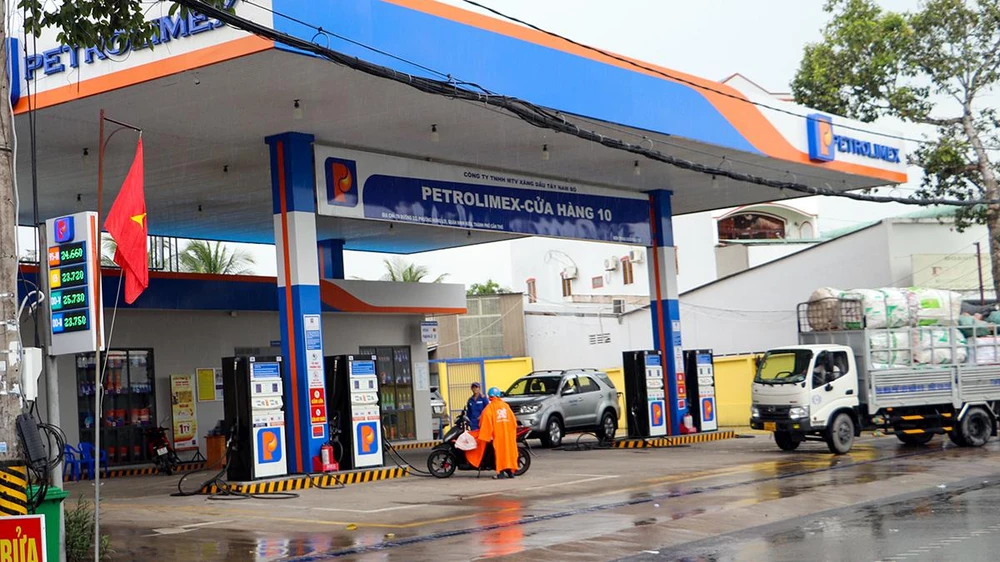 Khi đặt vấn đề mua 20 lít dầu DO mang về, nhân viên tại cửa hàng này yêu cầu đợi hỏi cửa hàng trưởng mới quyết định bán hay không. Ảnh: CHÂU ANH