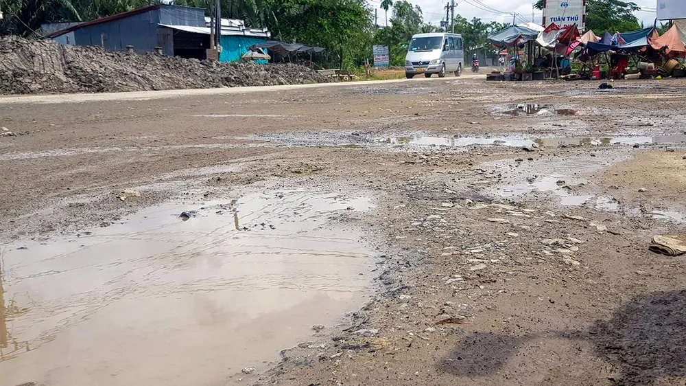 Cùng mong mỏi, bà Lâm Thị Hồng Quân (một hộ dân mua bán trên tuyến) kể: “Mấy năm trước đường xấu lắm, nghe tin sửa đường bà con rất phấn khởi, nhưng khởi công rồi dùng, nghe đâu là thiếu vốn. Nhiều năm qua cứ nắng là bụi, mưa thì sình lầy, mấy năm nay ở còn chịu không nổi, chứ đừng nói đến chuyện mua bán. Gần một năm nay người ta thi công lại, có chỗ đã xong, nhưng cũng có chỗ chưa làm khiến cho chuyện đi lại khó khăn lắm, có người đã bị té rồi”. Cùng mong mỏi, bà Lâm Thị Hồng Quân (một hộ dân mua bán trên tuyến) kể: “Mấy năm trước đường xấu lắm, nghe tin sửa đường bà con rất phấn khởi, nhưng khởi công rồi dùng, nghe đâu là thiếu vốn. Nhiều năm qua cứ nắng là bụi, mưa thì sình lầy, mấy năm nay ở còn chịu không nổi, chứ đừng nói đến chuyện mua bán. Gần một năm nay người ta thi công lại, có chỗ đã xong, nhưng cũng có chỗ chưa làm khiến cho chuyện đi lại khó khăn lắm, có người đã bị té rồi”.