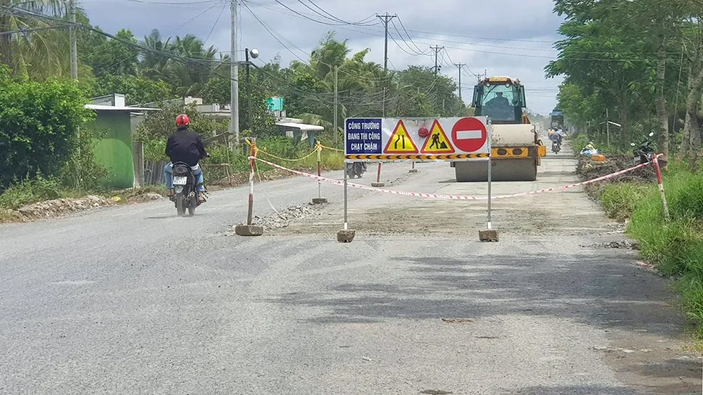 Anh Nguyễn Phúc Hải (ngụ thị xã Long Mỹ), chia sẻ: “Do còn đang thi công nên nhiều đoạn đường bị hẹp lại khiến việc lưu thông rất khó khăn. Gần chục năm qua, đường xuống cấp rất nghiêm trọng nhưng cơ quan chức năng nâng cấp rất ì ạch ảnh hưởng nhiều đến lưu thông. Tôi mong sao con đường sớm hoàn thành để đi lại dễ dàng hơn”. Anh Nguyễn Phúc Hải (ngụ thị xã Long Mỹ), chia sẻ: “Do còn đang thi công nên nhiều đoạn đường bị hẹp lại khiến việc lưu thông rất khó khăn. Gần chục năm qua, đường xuống cấp rất nghiêm trọng nhưng cơ quan chức năng nâng cấp rất ì ạch ảnh hưởng nhiều đến lưu thông. Tôi mong sao con đường sớm hoàn thành để đi lại dễ dàng hơn”.