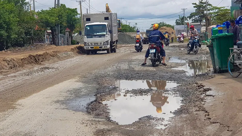 Chiều 5-9, liên hệ với ông Mai Văn Tân, Giám đốc Sở GTVT tỉnh Hậu Giang để tìm hiểu về dự án cũng như lý do vì sao đoạn đường này thi công kéo dài vẫn chưa xong, có khó khăn gì không. Tuy nhiên, ông Tân từ chối trả lời, đồng thời yêu cầu gửi câu hỏi cụ thể để cấp dưới soạn câu trả lời. Chiều 5-9, liên hệ với ông Mai Văn Tân, Giám đốc Sở GTVT tỉnh Hậu Giang để tìm hiểu về dự án cũng như lý do vì sao đoạn đường này thi công kéo dài vẫn chưa xong, có khó khăn gì không. Tuy nhiên, ông Tân từ chối trả lời, đồng thời yêu cầu gửi câu hỏi cụ thể để cấp dưới soạn câu trả lời.