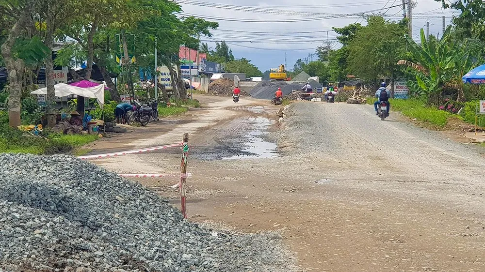 Ghi nhận ngày 5-9, toàn tuyến, còn một số đoạn vẫn chưa được triển khai thi công. Mặt đường xuống cấp, đầy rẫy ổ voi, ổ gà. Tại những vị trí đang được thi công, một bên làn đường đang được đào xới, đắp cát nền, cấp phối đá dăm, một số điểm thì tập kết đá thi công làm khó khăn cho di chuyển. Ghi nhận ngày 5-9, toàn tuyến, còn một số đoạn vẫn chưa được triển khai thi công. Mặt đường xuống cấp, đầy rẫy ổ voi, ổ gà. Tại những vị trí đang được thi công, một bên làn đường đang được đào xới, đắp cát nền, cấp phối đá dăm, một số điểm thì tập kết đá thi công làm khó khăn cho di chuyển.