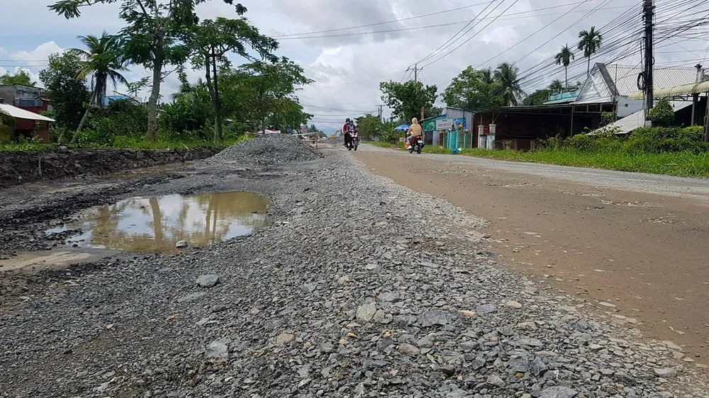 Đáng nói, ở tất cả những vị trí kể trên, có nhiều điểm không được bố trí biển cảnh báo, cọc tiêu, căng dây, rào chắn, lắp đặt đèn tín hiệu ban đêm,… dẫn đến tình trạng phương tiện lưu thông theo kiểu “tùy thích”, lộn xộn, tiềm ẩn nguy cơ tai nạn giao thông rất cao. Đáng nói, ở tất cả những vị trí kể trên, có nhiều điểm không được bố trí biển cảnh báo, cọc tiêu, căng dây, rào chắn, lắp đặt đèn tín hiệu ban đêm,… dẫn đến tình trạng phương tiện lưu thông theo kiểu “tùy thích”, lộn xộn, tiềm ẩn nguy cơ tai nạn giao thông rất cao.