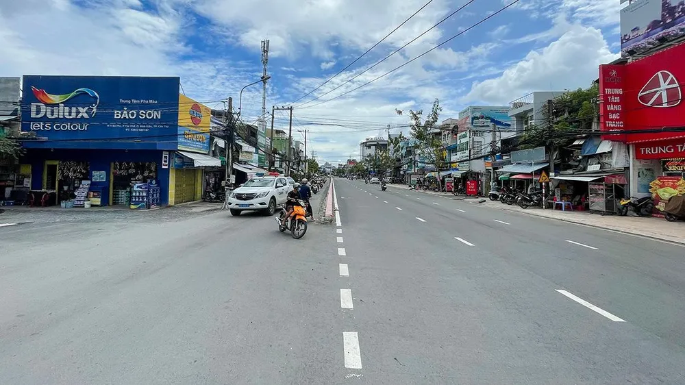 Tại đoạn giao với đường Hồ Tùng Mậu, do không có dải phân cách, không có biển báo hay đèn tín hiệu giao thông nên các phương tiện lưu thông “loạn xạ”, tiềm ẩn nguy cơ tai nạn giao thông rất cao.
