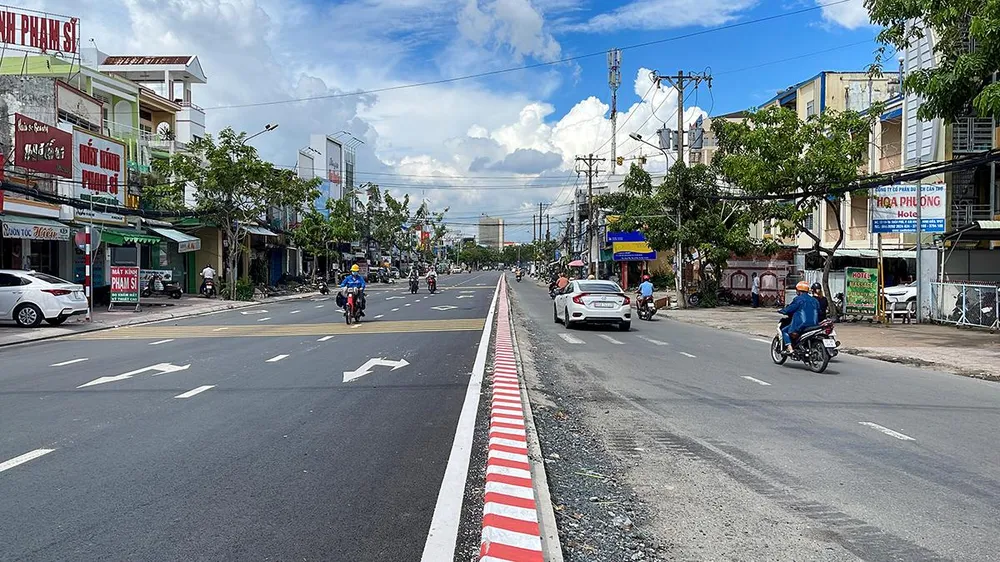 Cùng quan điểm, anh Lưu Minh Đạt (tài xế), kỳ vọng: “Mong chính quyền nâng cấp đoạn này như toàn tuyến để lưu thông dễ dàng hơn. Hiện giờ hay xảy ra ùn tắc mỗi khi qua đoạn này, trời mưa thì ngập càng khó khăn cho lưu thông hơn nữa”.