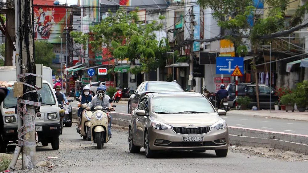 “Nhà nước đã có kế hoạch tu sửa thì tôi mong làm cho hoàn chỉnh, chứ sửa nửa vời, dang dở như thế này rất bất tiện cho người dân đi lại” - ông Sơn bày tỏ.